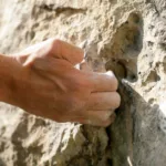 découvrez s’il est prudent de grimper avec une écharde dans la main et comment la retirer et protéger votre peau avant l’escalade.