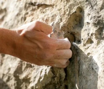 découvrez s’il est prudent de grimper avec une écharde dans la main et comment la retirer et protéger votre peau avant l’escalade.