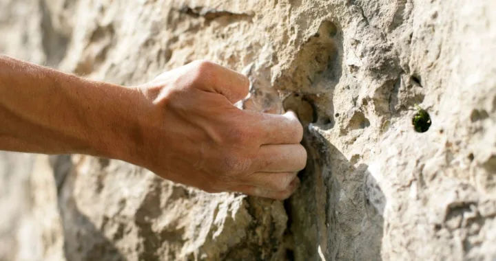 découvrez s’il est prudent de grimper avec une écharde dans la main et comment la retirer et protéger votre peau avant l’escalade.
