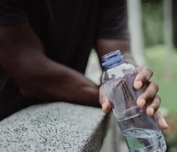 découvrez comment bien vous hydrater avant, pendant et après un semi-marathon pour soutenir votre effort et favoriser votre récupération.