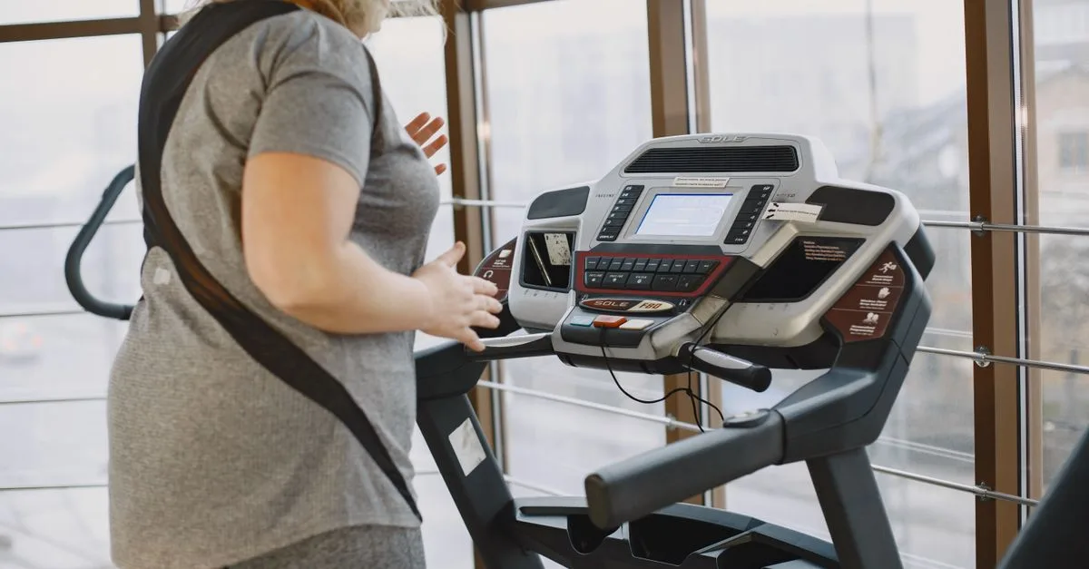 comparez la course sur tapis incliné et la course sur route : différences d’effort, bénéfices, impacts sur les articulations et conseils pour choisir.
