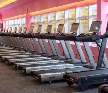 course sur tapis incliné ou sur route : comparez les bénéfices, les différences et les conseils pour choisir l’entraînement adapté à vos objectifs.