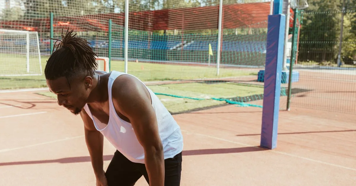 découvrez comment réussir votre footing de récupération après un 10 km : allure, durée et conseils pour aider vos jambes à récupérer sans les fatiguer.