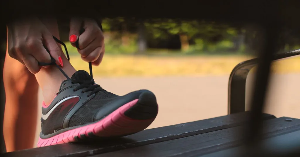 comprenez le drop d’une chaussure de running, son impact sur votre foulée et comment choisir la hauteur adaptée à vos besoins.