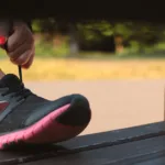 comprenez le drop d’une chaussure de running, son impact sur votre foulée et comment choisir la hauteur adaptée à vos besoins.