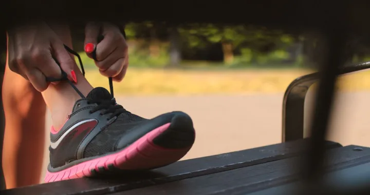 comprenez le drop d’une chaussure de running, son impact sur votre foulée et comment choisir la hauteur adaptée à vos besoins.