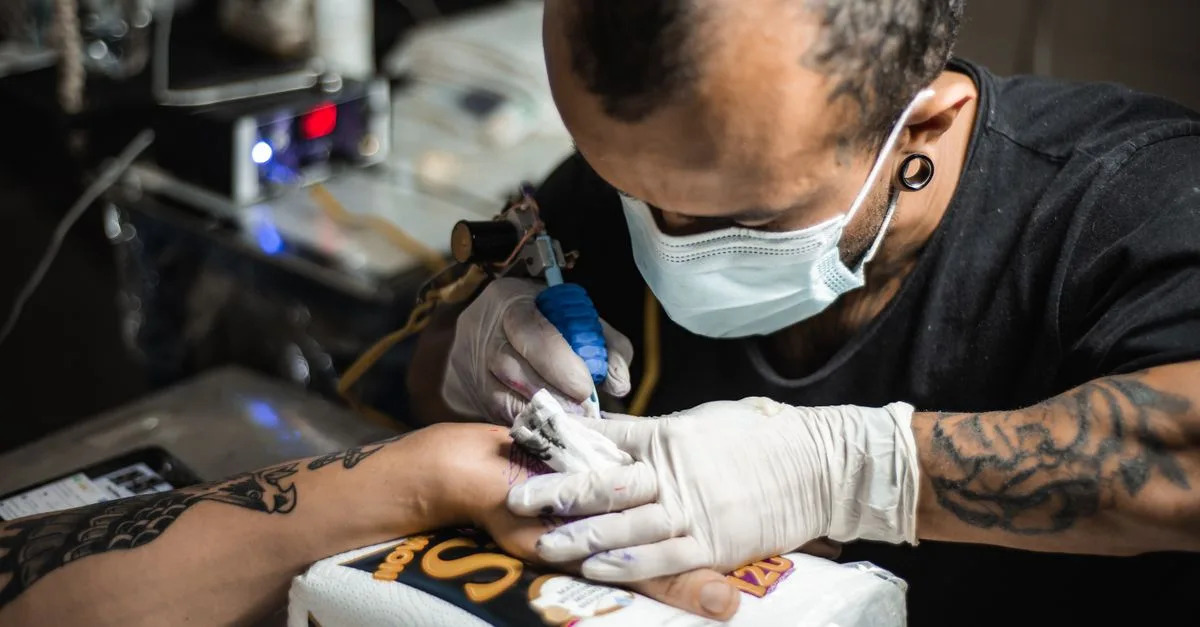 découvrez les meilleures conseils pour prendre soin de votre tatouage après sa réalisation et assurer une cicatrisation optimale.