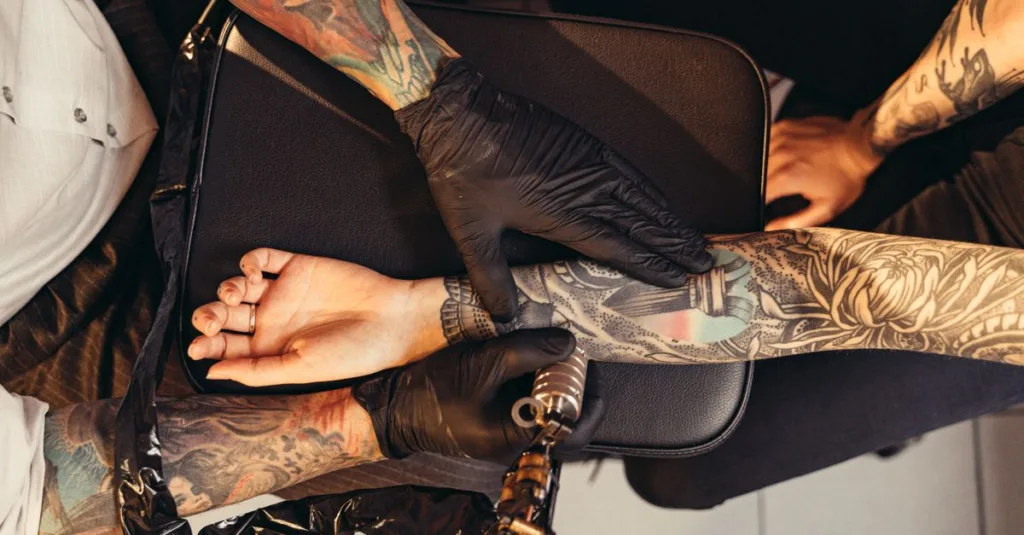 découvrez les meilleures conseils de soins après un tatouage pour assurer une guérison rapide et préserver l'éclat de votre tatouage.
