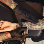 découvrez les meilleures conseils de soins après un tatouage pour assurer une guérison rapide et préserver l'éclat de votre tatouage.