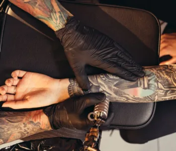 découvrez les meilleures conseils de soins après un tatouage pour assurer une guérison rapide et préserver l'éclat de votre tatouage.
