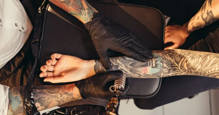 découvrez les meilleures conseils de soins après un tatouage pour assurer une guérison rapide et préserver l'éclat de votre tatouage.