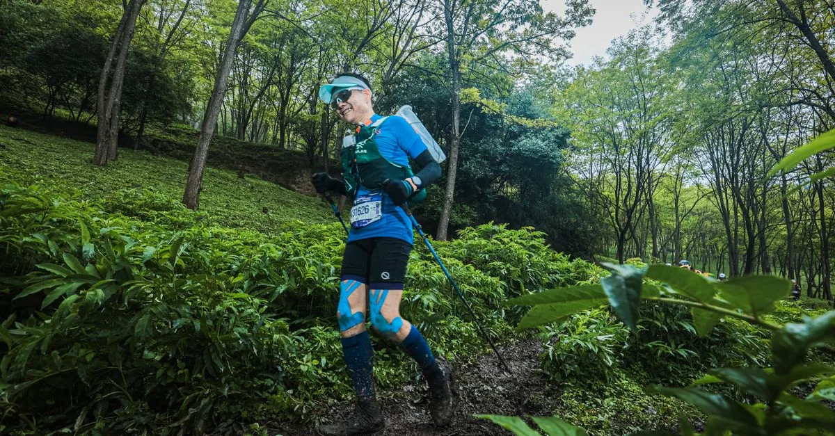 découvrez les bâtons de trail running : légers, robustes et faciles à transporter, ils vous aident à gravir les pentes et à parcourir les sentiers avec plus d’efficacité.